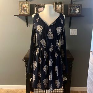 Beautiful blue/gold summer dress with bell sleeves and open shoulders. Size M